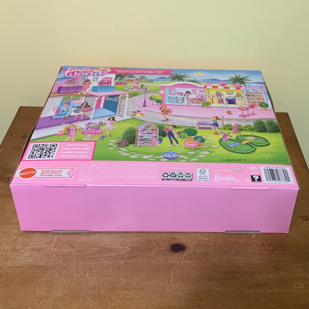 Barbie World Pink Backyard Garden Flowers Bench Pots Fish Pond - Picture 6 of 6